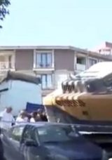 Bina Yıkımı İ&ccedil;in Getirilen TIR'ın &Uuml;zerindeki İş Makinesi Otomobilin &Uuml;zerine Devrildi!
