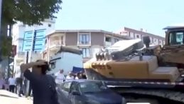 Bina Yıkımı İ&ccedil;in Getirilen TIR'ın &Uuml;zerindeki İş Makinesi Otomobilin &Uuml;zerine Devrildi!