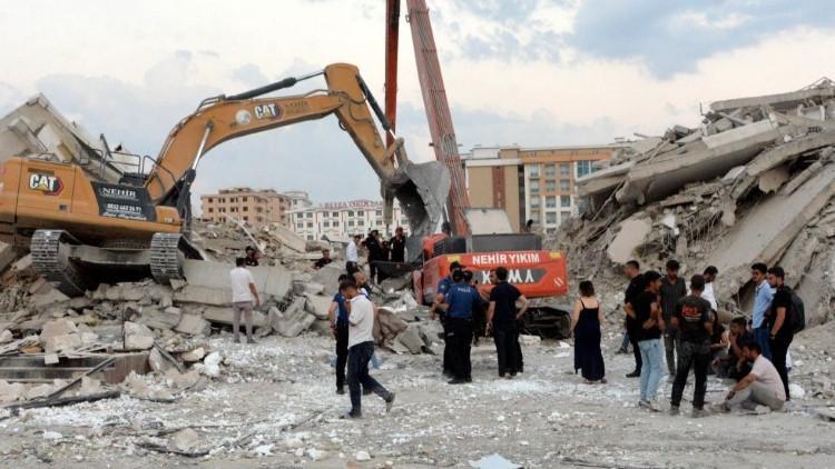 Bina Yıkımında Çökme: Operatör Hayatını Kaybetti