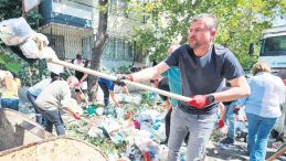 İş Bırakanları İstifaya Zorladı, Çöpleri Temizledi