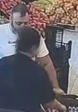 Birbirlerinden de utanmadılar! Unutulan &ccedil;antadan para &ccedil;aldılar