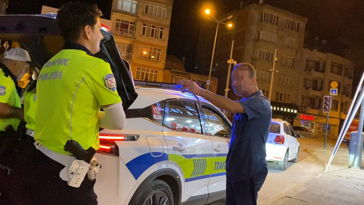 Bursa'da Ceza Yazılan Alkollü Sürücüden Polislere: "Gelin Size Çorba Ismarlayayım"