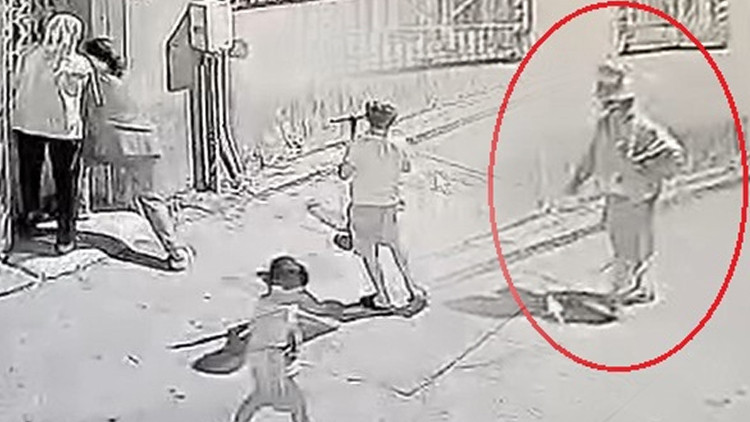 Bursa'da Şaşırtan Olay! Sokakta Palyaço Kılığında Adam Çocukları Kovaladı