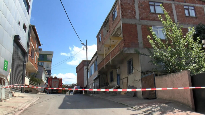 Bursa'daki 3.3'lük depremin ardından Sultanbeyli'de bina boşaltıldı