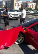B&uuml;y&uuml;k&ccedil;ekmece'de 17 Milyon Liralık Ferrari Kazaya Karıştı!