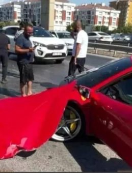 Büyükçekmece&apos;de 17 Milyon Liralık Ferrari Kazaya Karıştı!