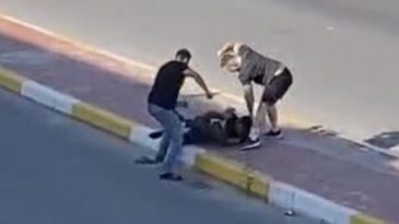 Cadde &Uuml;zerinde Kanlı &Ccedil;atışma! &Ccedil;eki&ccedil; ve Sopalarla Kavga Anbean Kaydedildi