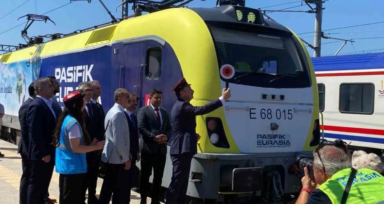 Çin-Türkiye Demir Yolu Hattının İlk Yük Treni Avrupa'ya Gitmek Üzere Türkiye'ye Ulaştı