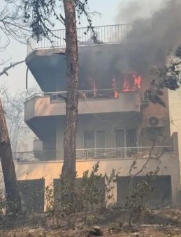 Çanakkale Güzelyalı’da Yangın: Villalar ve Araçlar Küle Döndü, Köyler Tahliye Edildi