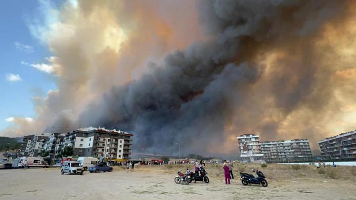 Çanakkale'de Alevlerle Mücadele Devam Ediyor