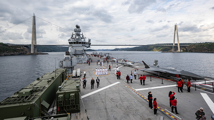 Çanakkale'den İstanbul'a Zafer Yolculuğu: TCG Anadolu'dan Boğaz Geçiş Töreni