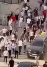 &Ccedil;ocukların Kavgasına Aileler Dahil Oldu! Ortalık Savaş Alanına D&ouml;nd&uuml;: Yaralılar Var