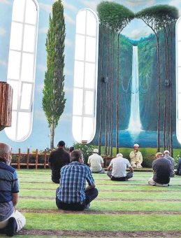 Cennet Temalı Cami Ziyaretçi Akınına Uğruyor
