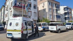 Cezaevinden &ccedil;ıktıktan hemen sonra eski sevgilisinin evine bı&ccedil;akla saldırdı! 2 ağır yaralı
