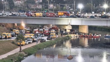 Cezayir'de Otob&uuml;s Dereye D&uuml;şt&uuml;: 18 Kişi Hayatını Kaybetti