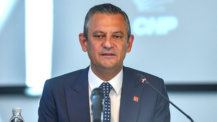 CHP Lideri Özgür Özel, Malazgirt Zaferi'nin 954. Yıldönümünü Törenle Anıttı