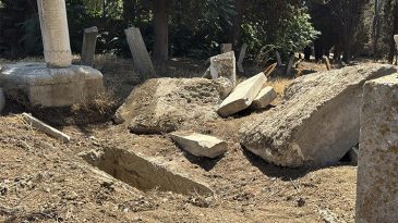 Define uğruna 18'inci y&uuml;zyıla ait mezarı tahrip ettiler