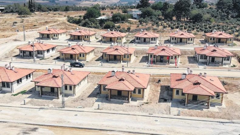 Deprem Konutları Hak Sahiplerine Teslim Ediliyor