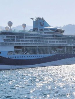 Dev kruvaziyer Marmaris’e demir attı