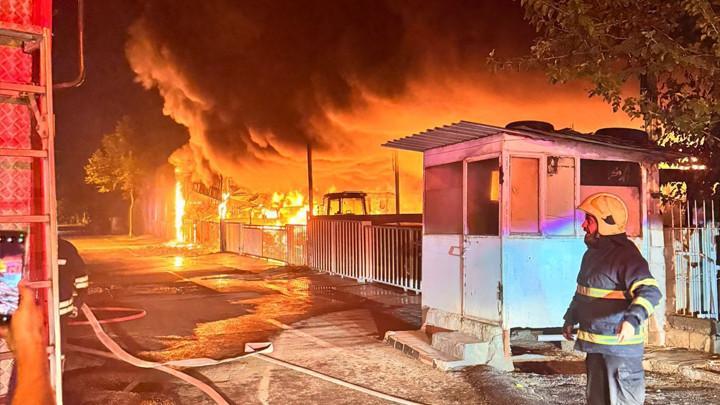 Diyarbakır'daki Yangında 3 Dükkan ve 22 Traktör Kullanılamaz Hale Geldi