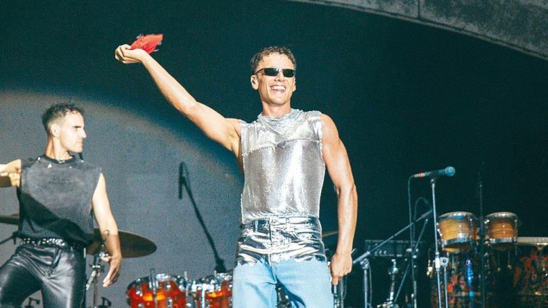 Dua Lipa ile Aynı Sahnede