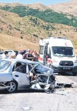D&uuml;ğ&uuml;ne Giderken Kaza: 4 Kişi Hayatını Kaybetti