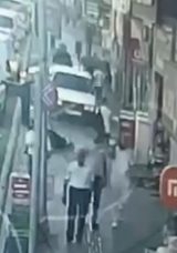 Ehliyetsiz Kalan S&uuml;r&uuml;c&uuml;, Ters Yolda ve Kaldırımda Araba Kullandı