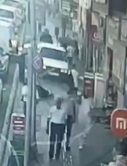 Ehliyetsiz Kalan Sürücü, Ters Yolda ve Kaldırımda Araba Kullandı
