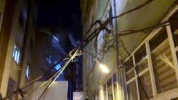 Elektrik Kablolarına Takılan TIR, Aydınlatma Direğini Binaya Yasladı