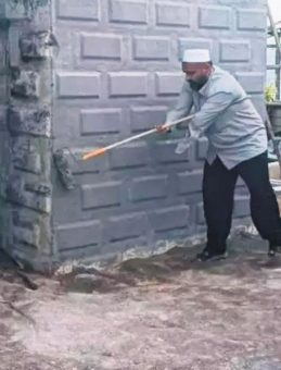 Engelli İmam Yıkılan Camiyi Yeniden İnşa Etti