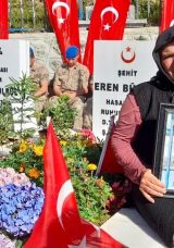 Eren B&uuml;lb&uuml;l Şehadetinin 8. Yılında Kabri Başında Anıldı
