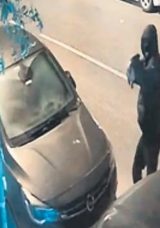 Eşinin işyerini &ccedil;ocuklara kurşunlattı