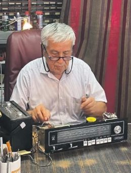 Eski Radyolar Usta Elde Hayat Buluyor