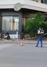 Evinin &Ouml;n&uuml;nde Silahlı Saldırıda Bulundu!