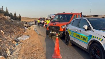 Feci kaza! İki otomobil kafa kafaya &ccedil;arpıştı: 3 &ouml;l&uuml;, 3 yaralı