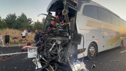 Feci kaza! Yolcu otobüsü kamyona çarptı