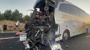 Feci kaza! Yolcu otob&uuml;s&uuml; kamyona &ccedil;arptı