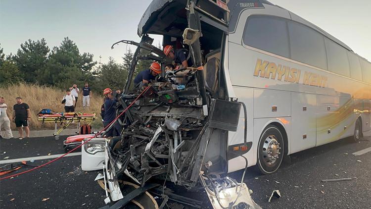Feci kaza! Yolcu otobüsü kamyona çarptı
