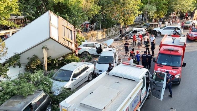 Freni Patlayan Kamyon Faciası: 10 Araca Çarptı, Çok Sayıda Yaralı Var