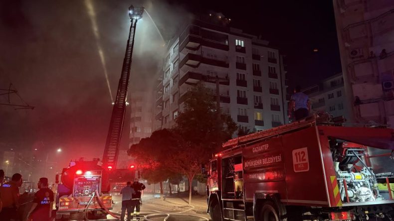Gaziantep'te 7 Katlı Binada Yangın Paniği!