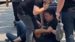 Genç Kadın, Eski Eşini Cadde Ortasında Dövdü! O Anlar Kameraya Yansıdı!