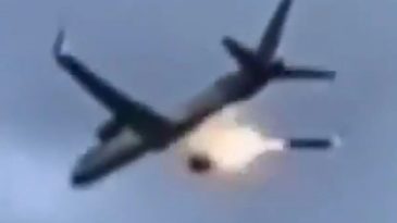 G&ouml;ky&uuml;z&uuml;nde Korku Dolu Anlar: Yolcu U&ccedil;ağının Motoru Alev Aaldı!