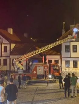 Gümüşhane'de Korkutan Yangın: Butik Otel Alev Alev Yandı, Misafirler Tahliye Edildi