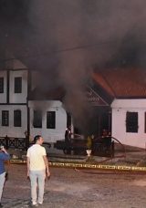 G&uuml;m&uuml;şhane&rsquo;de 3 Katlı Otelde Korkutan Yangın