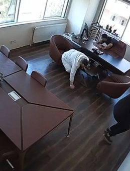 Güngören&apos;de Tekstil Şirketine Silahlı Saldırı: O Anlar Kameralara Yansıdı