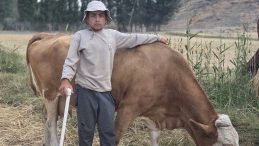 Hayvan sevgisi takdir topladı! Baktığı hayvanlara huyuna ve desenine göre isim veriyor