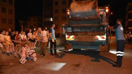 Hem Çöp Topluyor Hem de Çocukların Gönlünü Kazanıyor! Kalpleri Isıtan Anlar…
