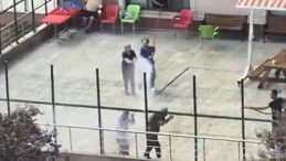 Hem Serinlediler Hem Eğlendiler… Engelli Bireylerle Bakıcıların Su Savaşı Kamerada