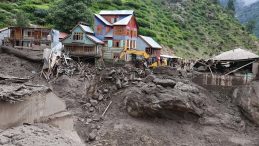 Hindistan’da Doğal Afet Alarmı: Köprü Yıkıldı, Araçlar Devrildi