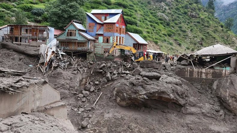 Hindistan’da Doğal Afet Alarmı: Köprü Yıkıldı, Araçlar Devrildi